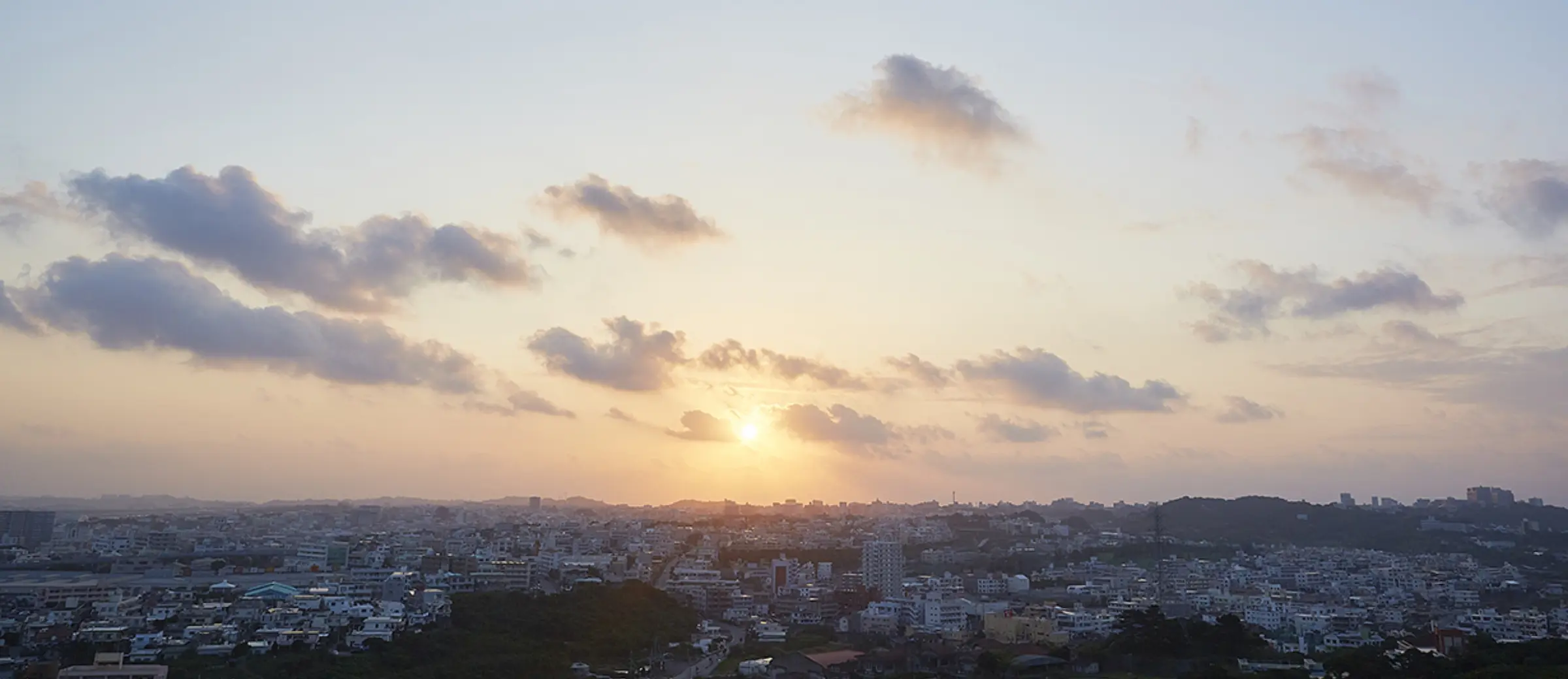 夕暮れの沖縄の街並み