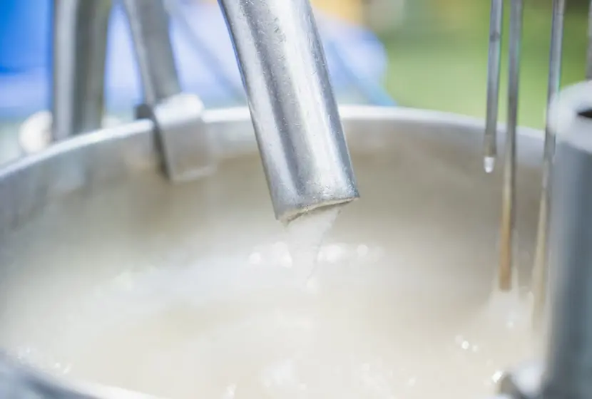こんにゃく糊に石灰水を加える工程