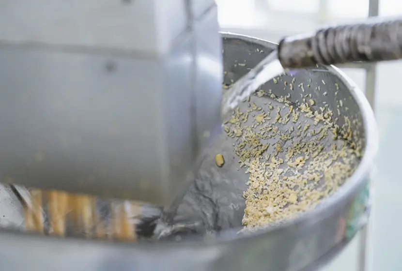 大豆を摩砕する工程