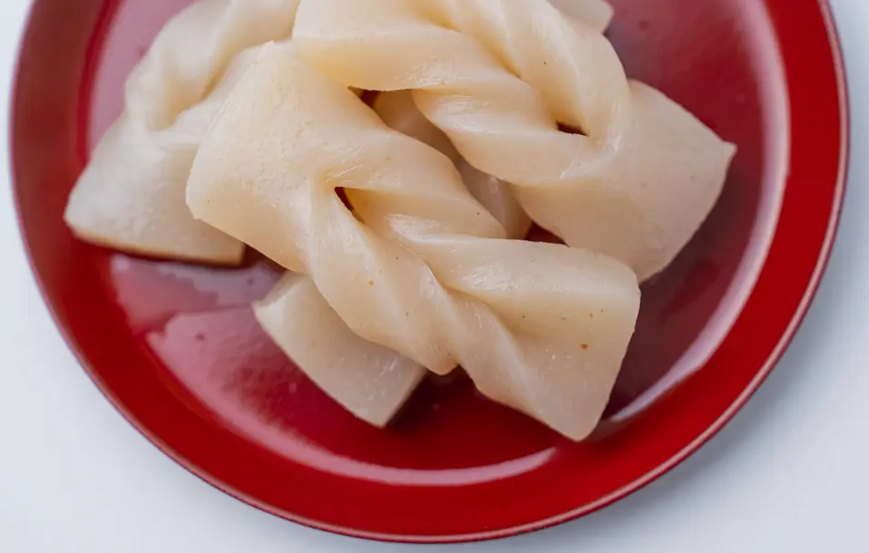 器に盛り付けたこんにゃく